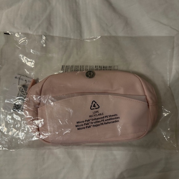 NWT lululemon City Essentials mini pouch 2L, Flush Pink - Picture 4 of 7